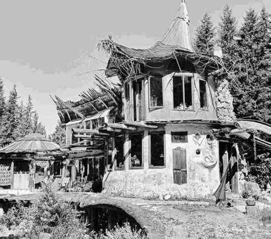 
Garden House, one of Sunray’s latest creations and where he currently lives with his wife Bonnie. The house is built with a mix of cob, stone and local lumber.
